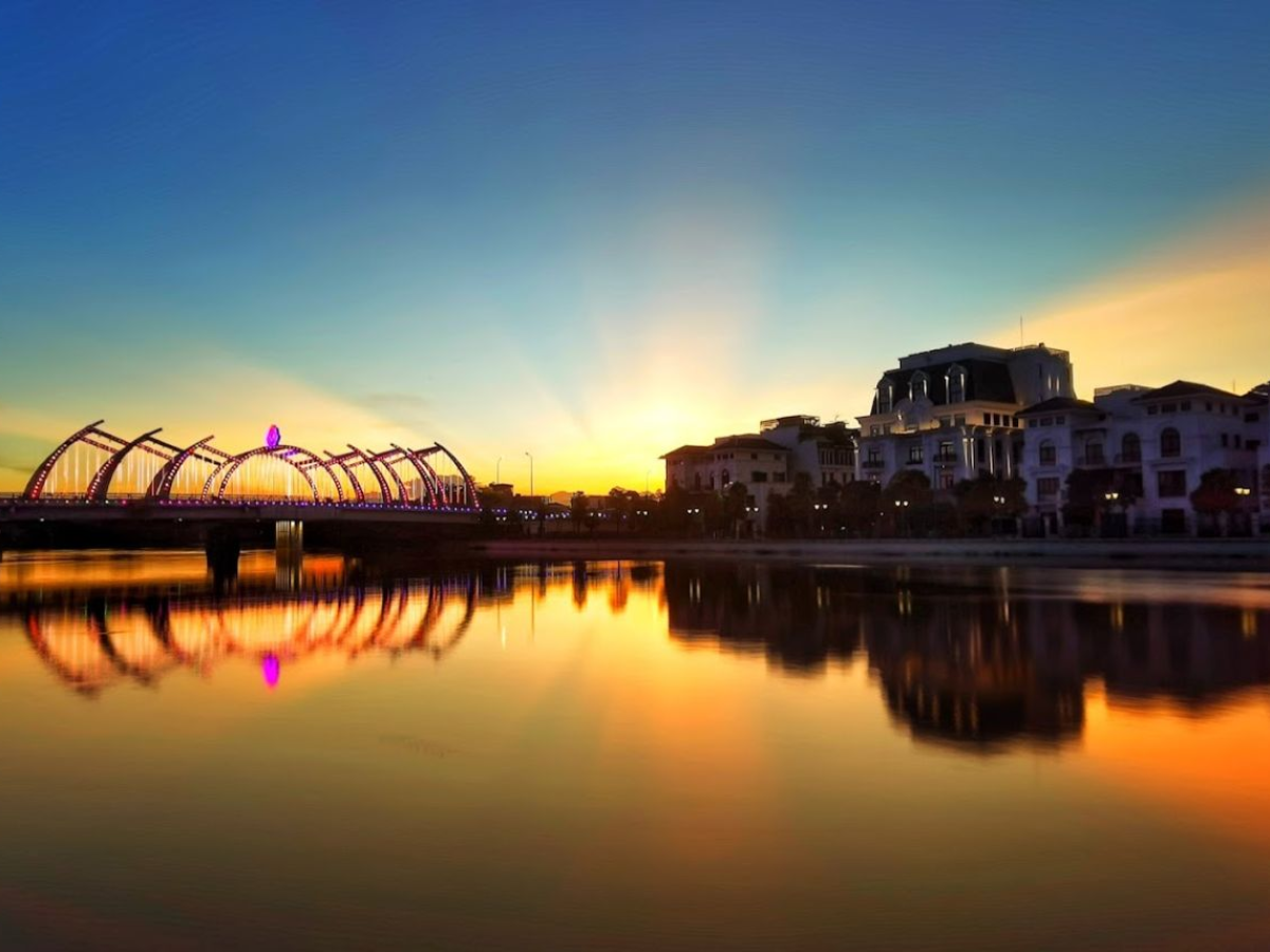 Cầu Quay rực rỡ dưới ánh hoàng hôn
