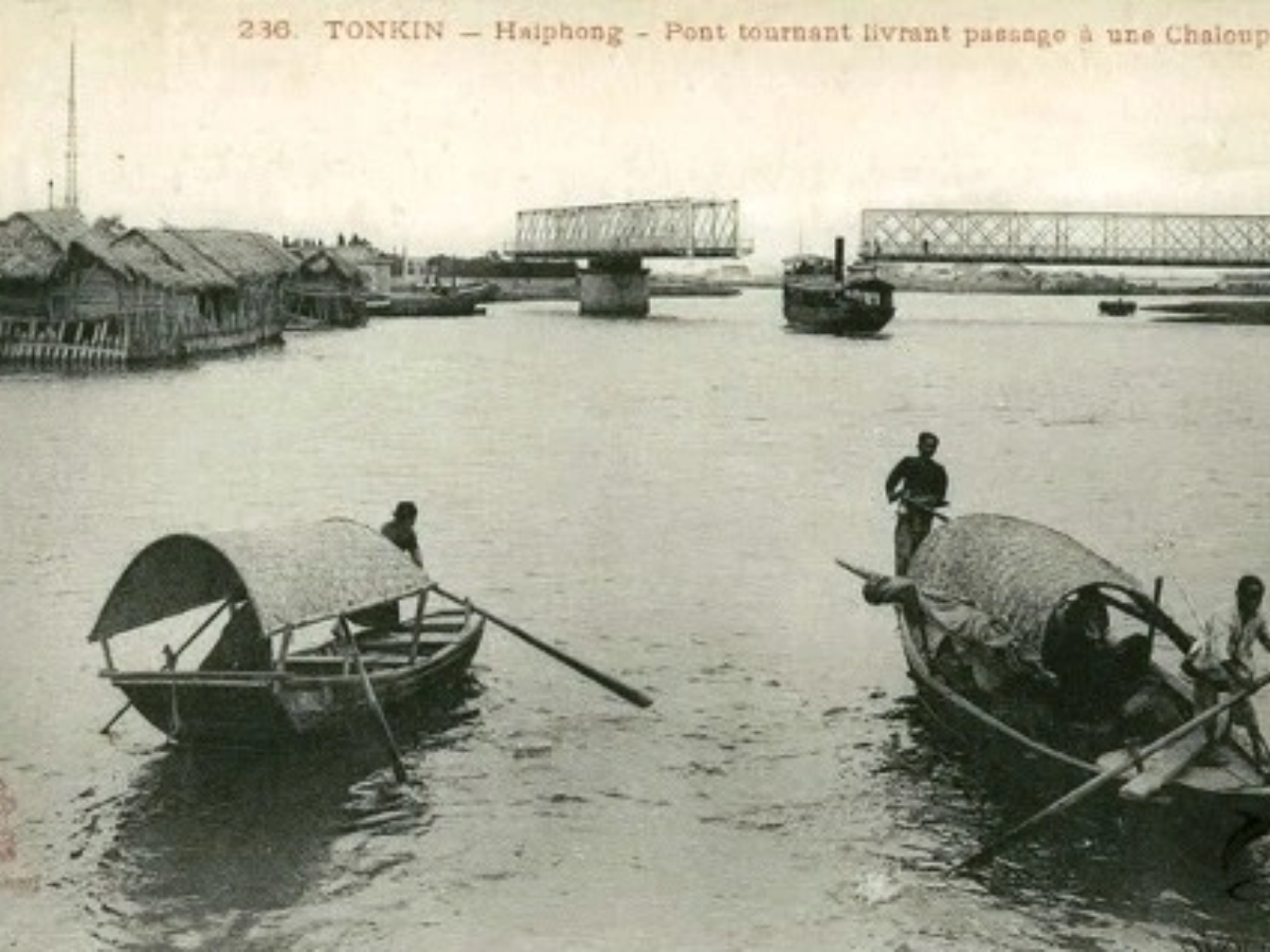 Cầu Quay được hoàn thành vào năm 1902 do kỹ sư người Pháp thiết kế