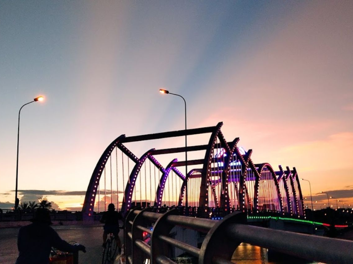 Cầu Quay bắc qua sông Tam Bạc