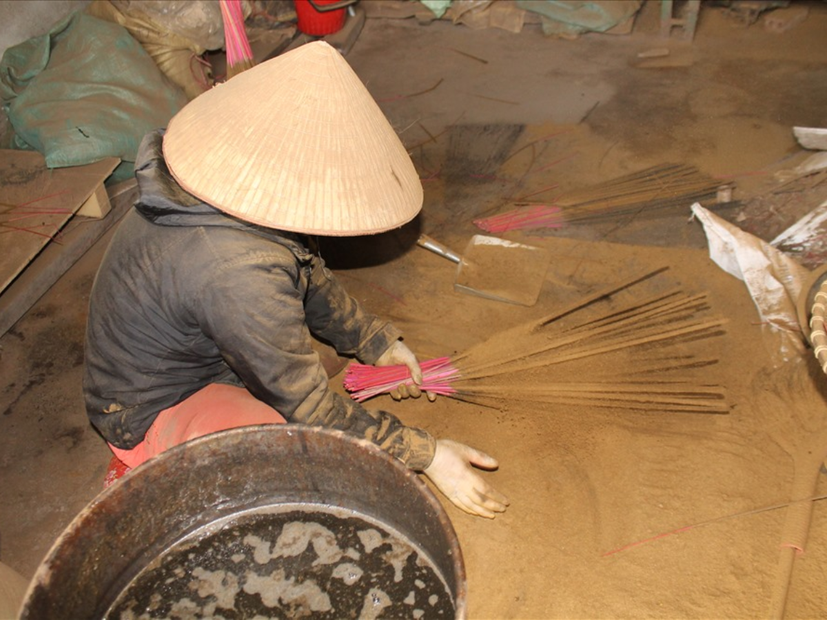 Công đoạn phủ bột hương quanh chân tre
