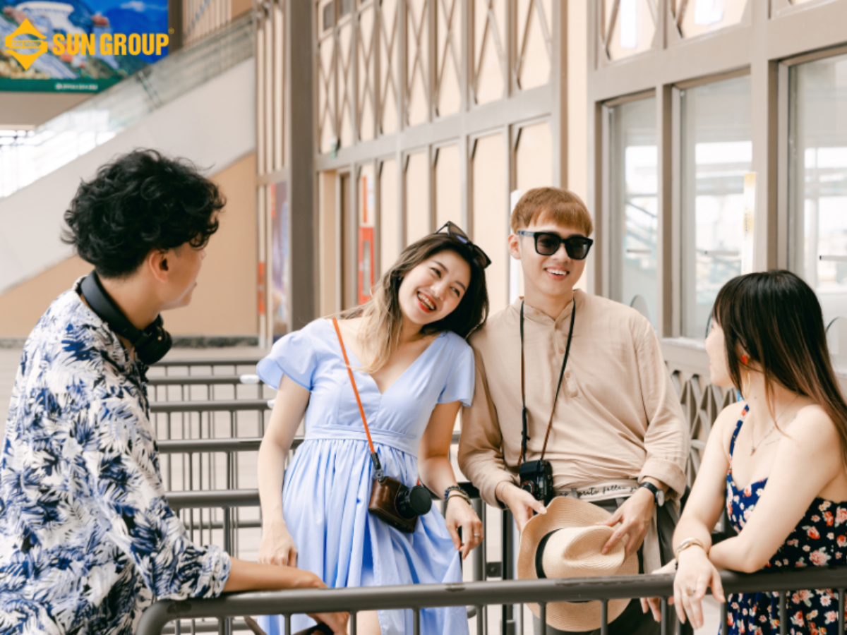 Nhóm du khách check-in tại ga đi cáp treo