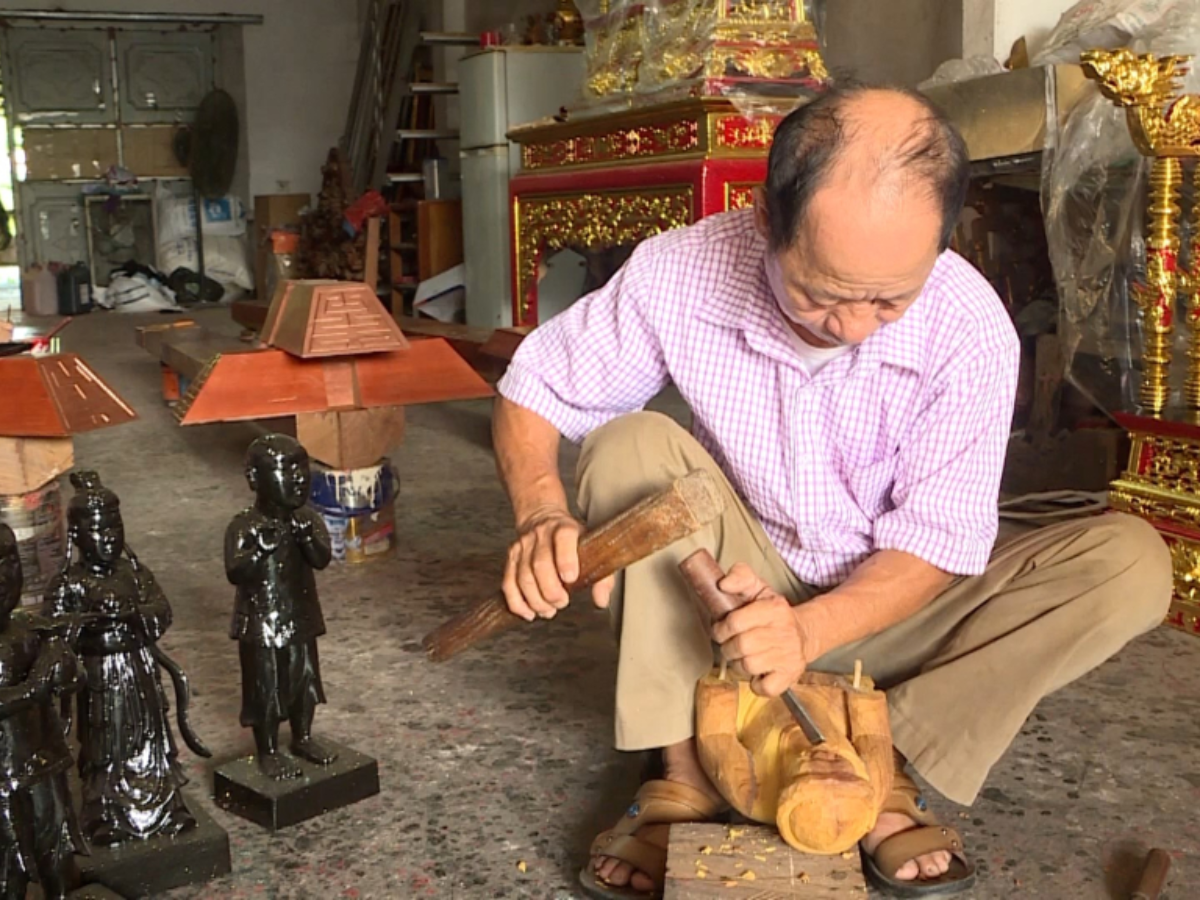 Du khách có thể đặt lịch tham quan làng mộc Kha Lâm để quan sát cách các nghệ nhân làm