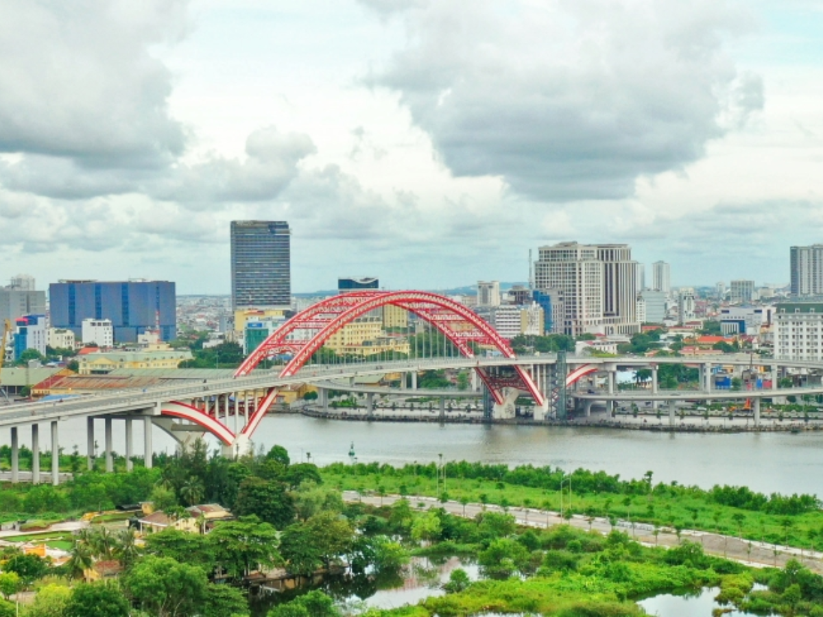 Cầu Hoàng Văn Thụ giúp cho việc di chuyển giữa trung tâm thành phố và Bắc sông Cấm trở nên dễ dàng hơn