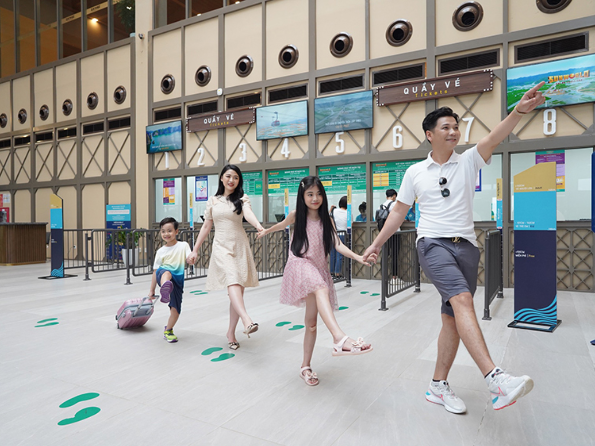 Nhóm khách gia đình hào hứng check-in tại ga Cát Hải đi cáp treo
