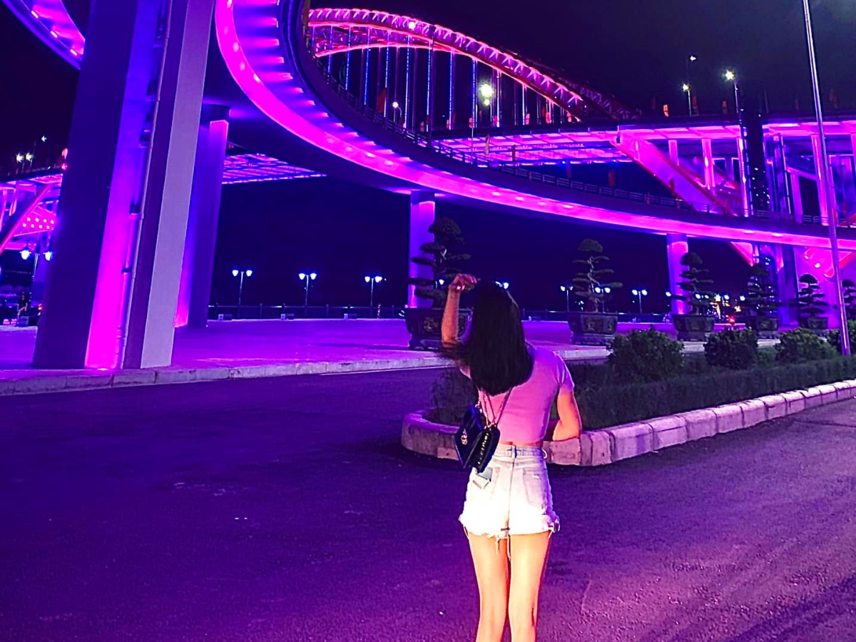 Du khách check-in tại cầu Hoàng Văn Thụ