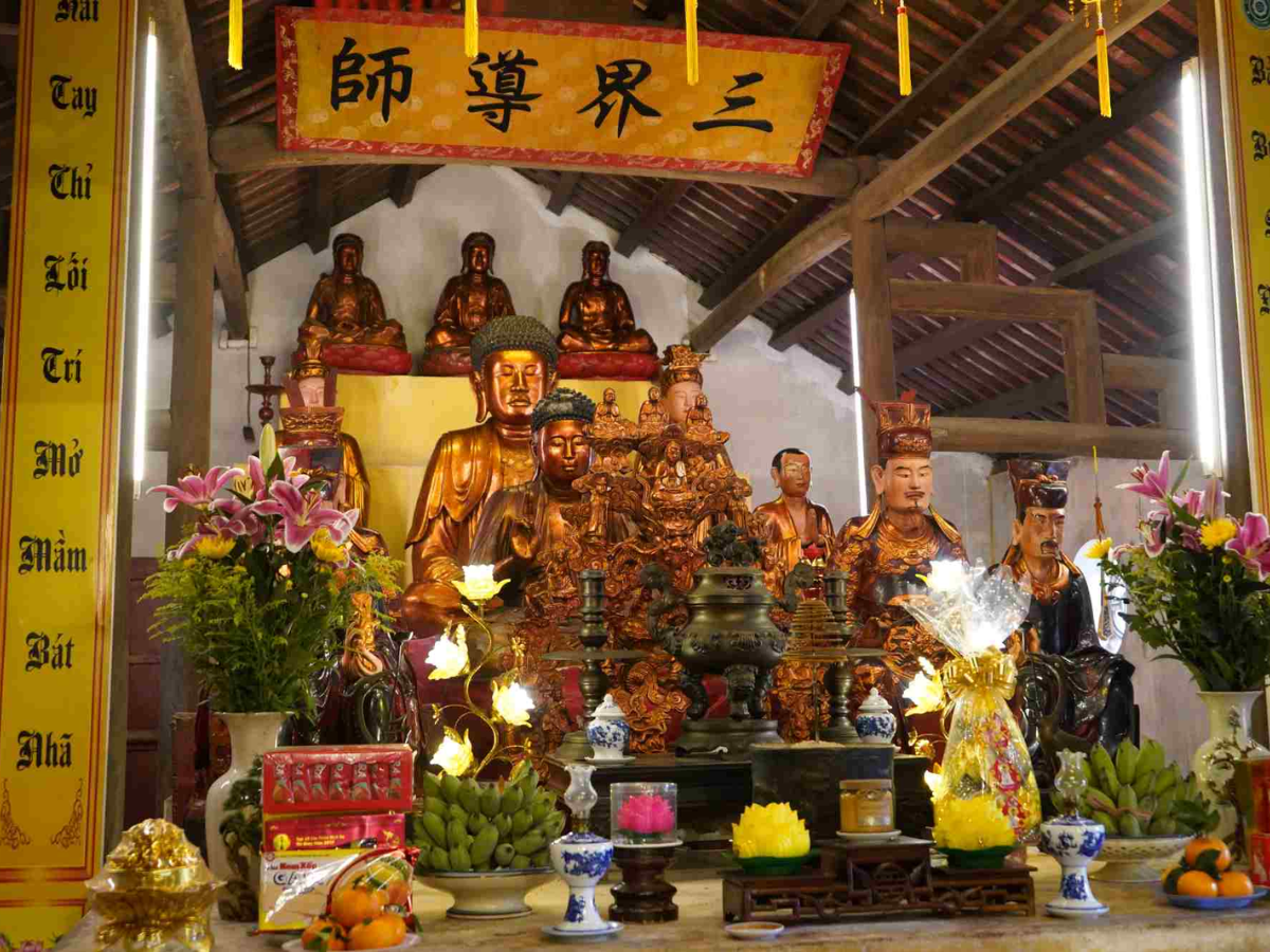 Chùa thu hút người dân đến dâng hương và cầu bình an