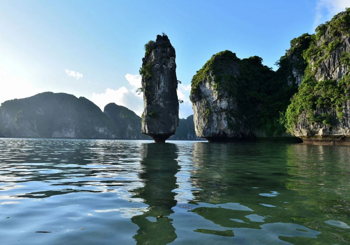 Những đảo đá vôi tuyệt đẹp trên vịnh Lan Hạ