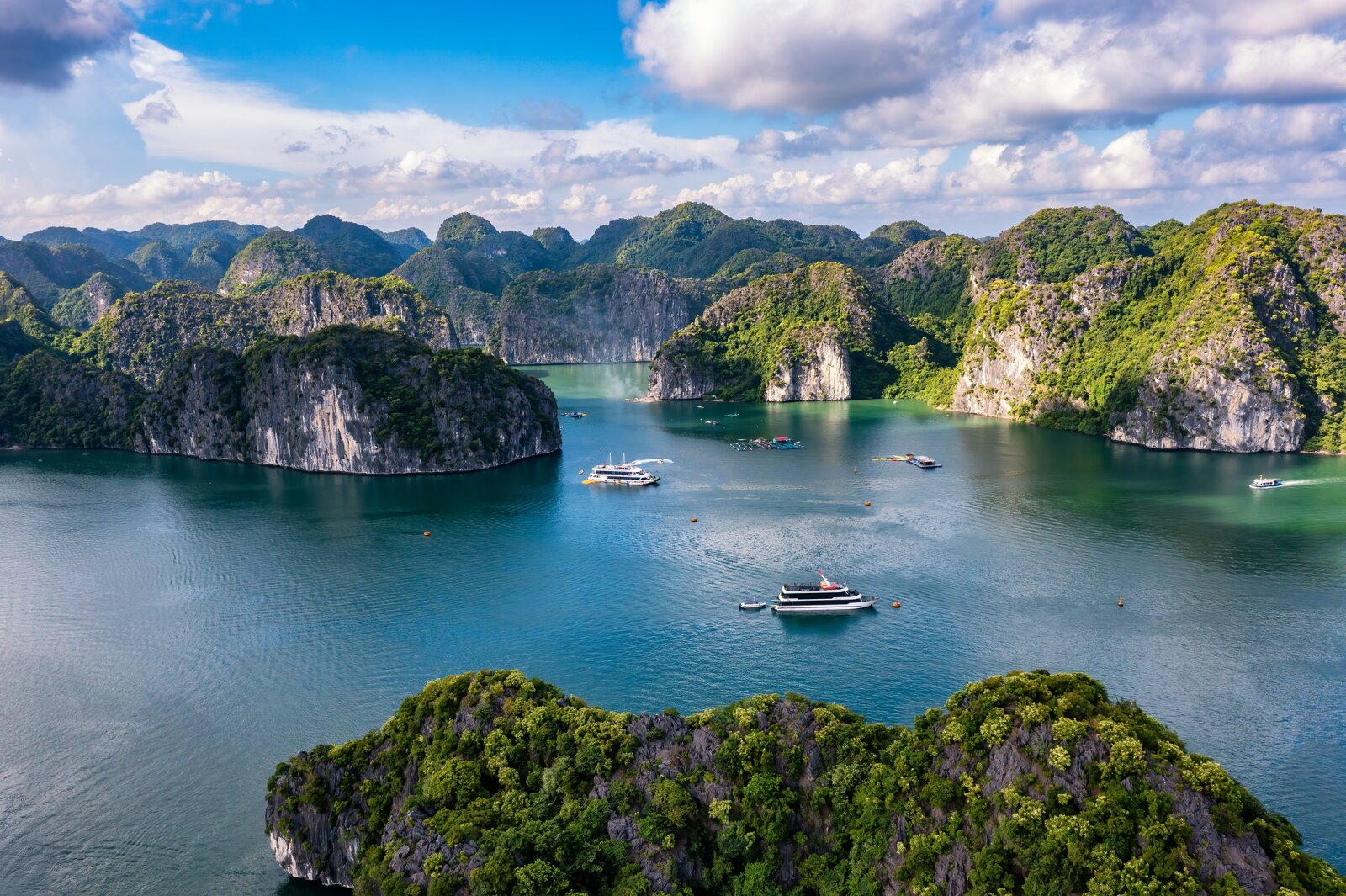 Đảo Cát Bà với biển xanh và những dãy núi đá vôi hùng vĩ