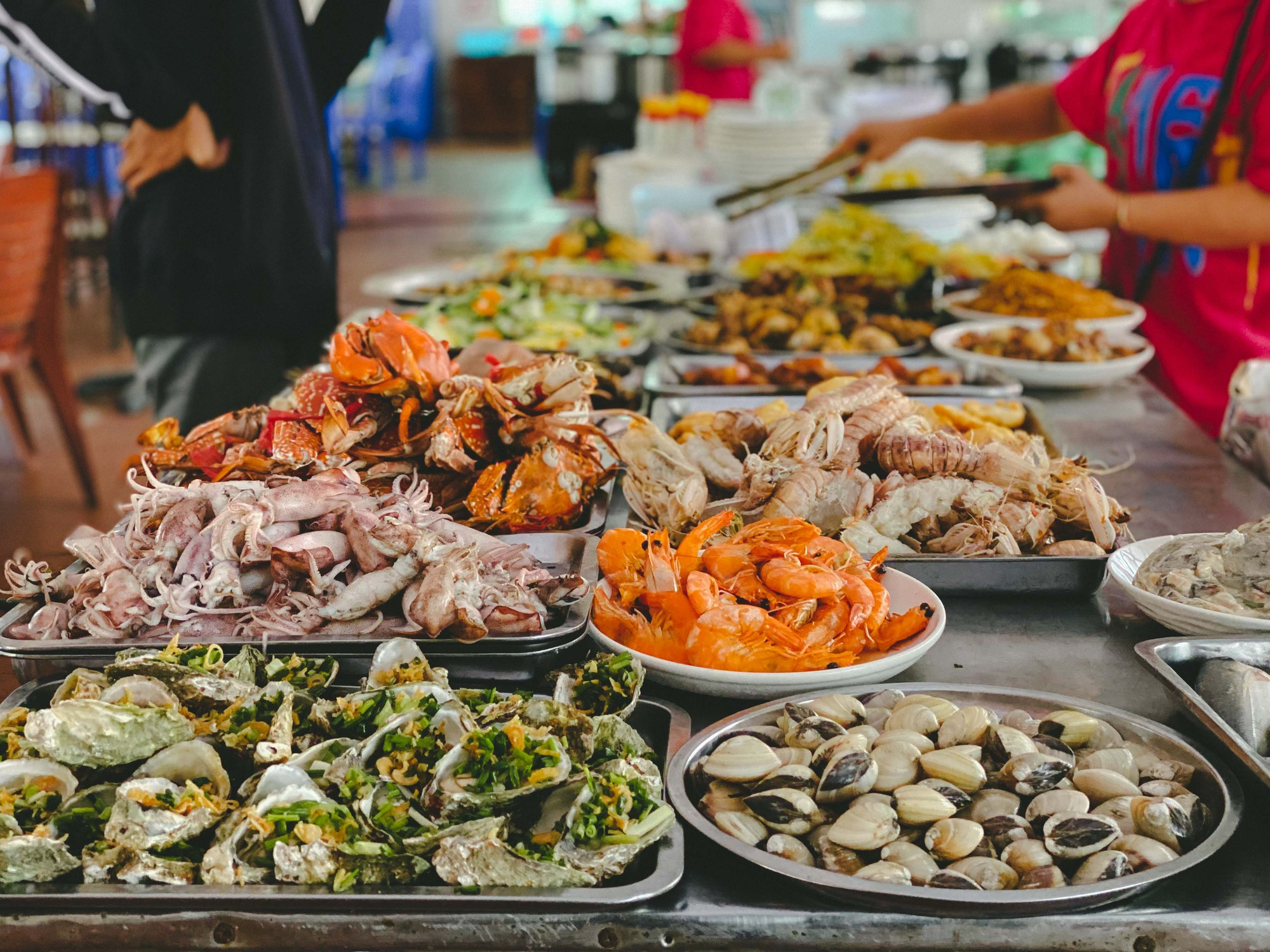 Hải sản tươi sống được bày bán tại các quầy ăn đường phố trên đảo Cát Bà