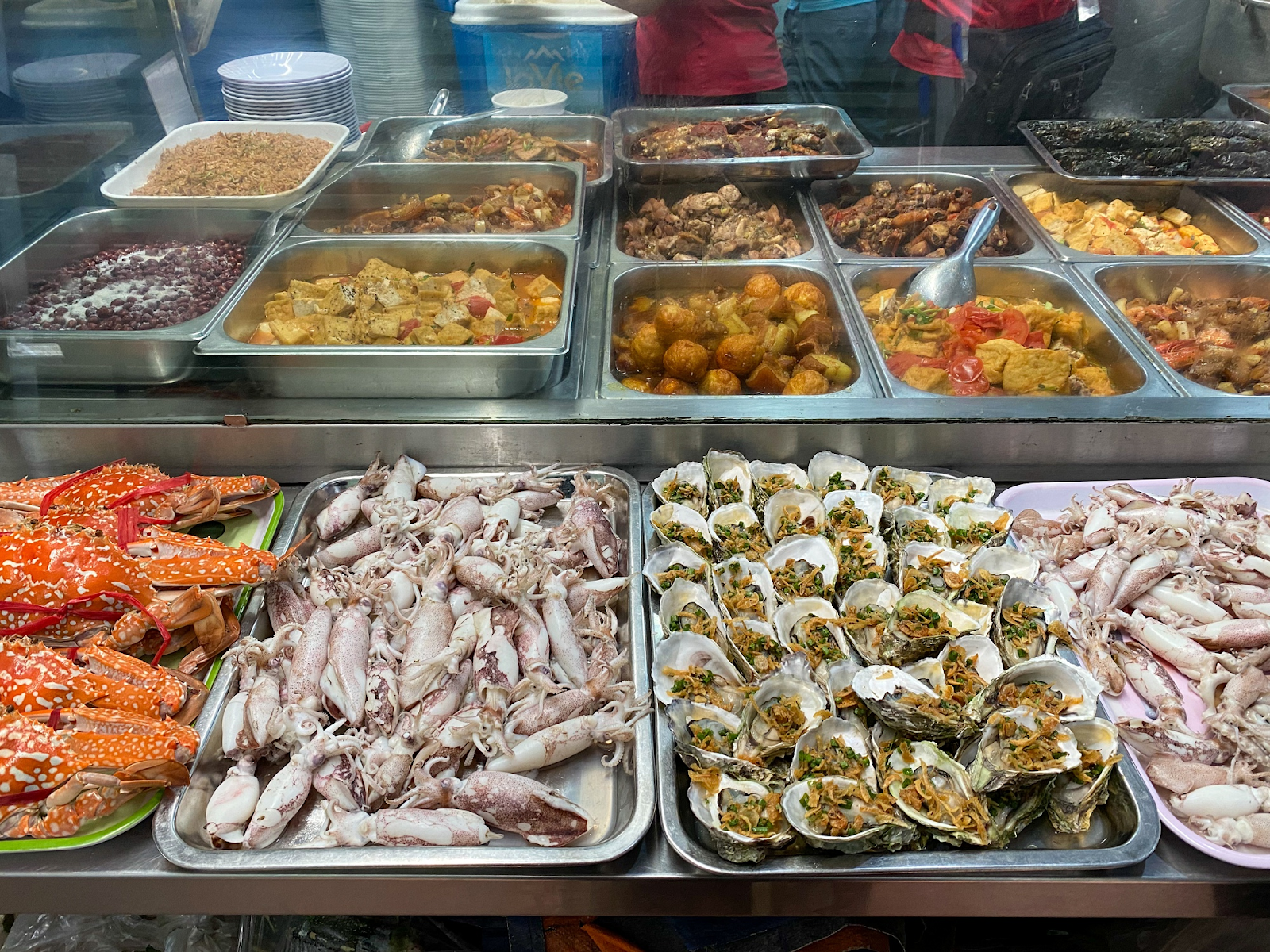 Du khách có thể thưởng thức hải sản nướng ven đường trong không gian mát mẻ bên bờ biển Cát Bà về đêm