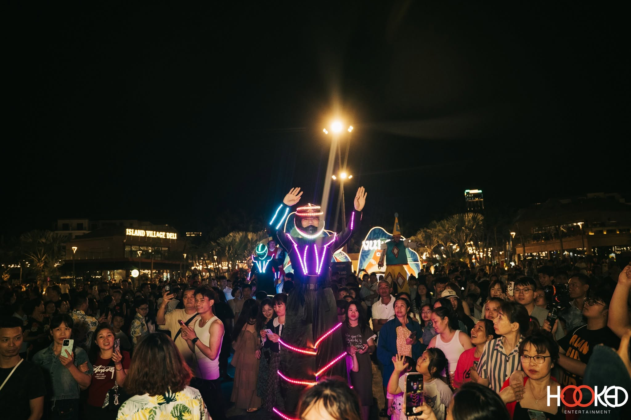 VUI-Fest Cát Bà nhộn nhịp với các hoạt động giải trí và check in trước giờ bắn pháo hoa