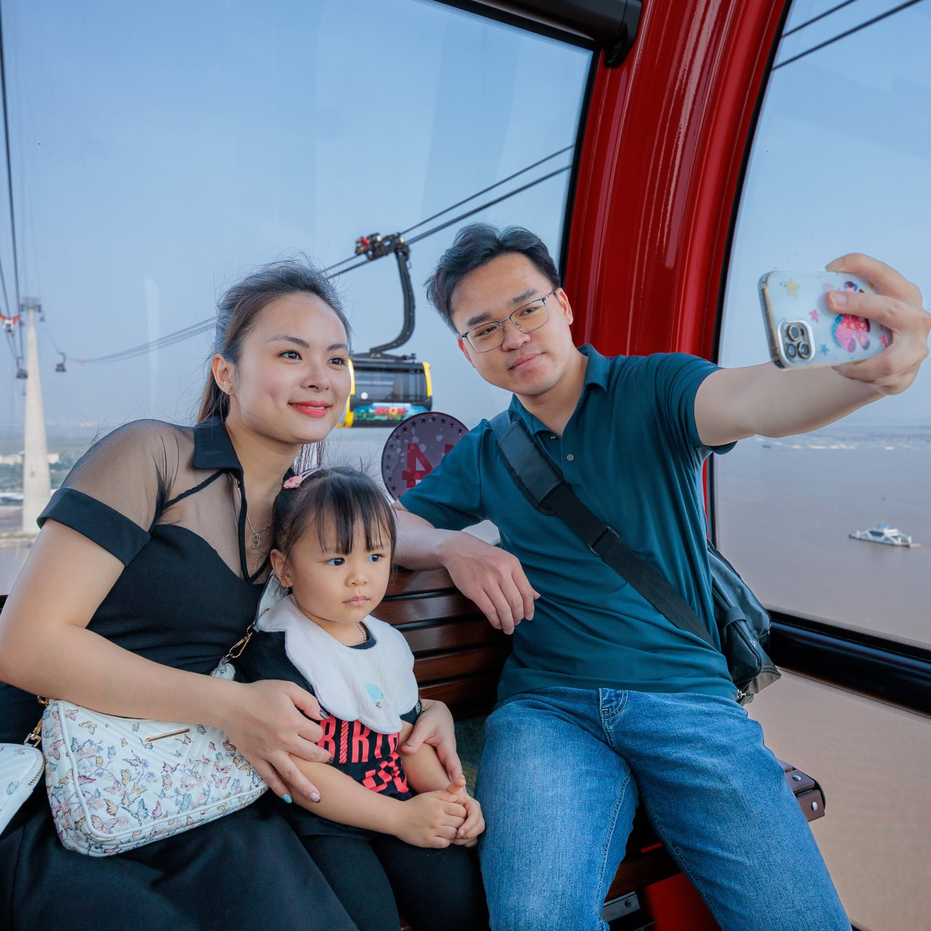 Du khách check-in với khung cảnh biển đảo Cát Bà hùng vĩ từ cabin cáp treo