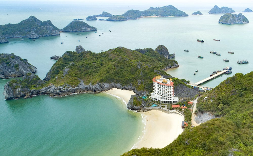 Cát Bà với biển xanh và núi đá vôi tạo nên điểm đến nghỉ dưỡng hấp dẫn gần Hà Nội