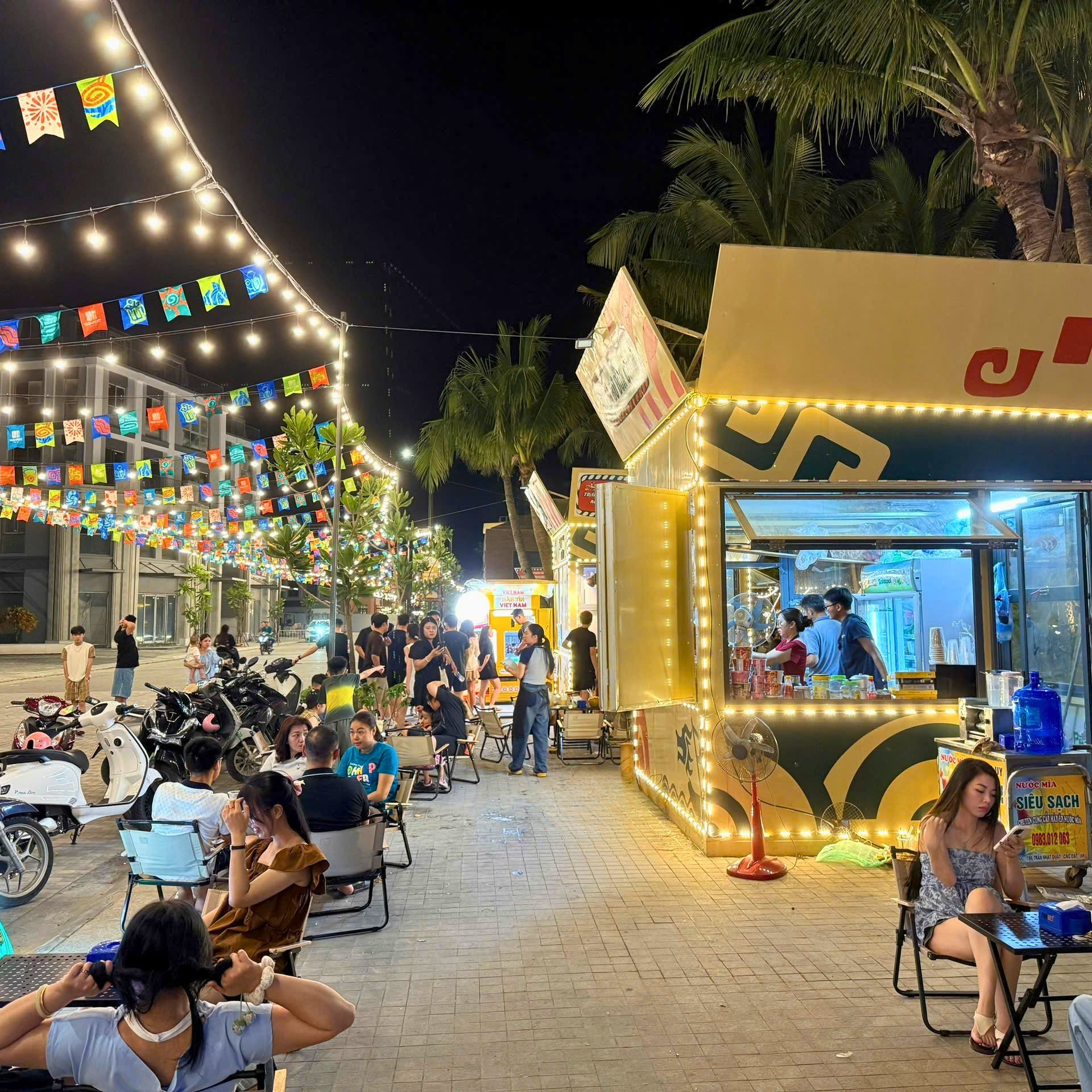 Không khí sôi động tại chợ đêm VUI-Fest Cát Bà với các gian hàng rực rỡ sắc màu