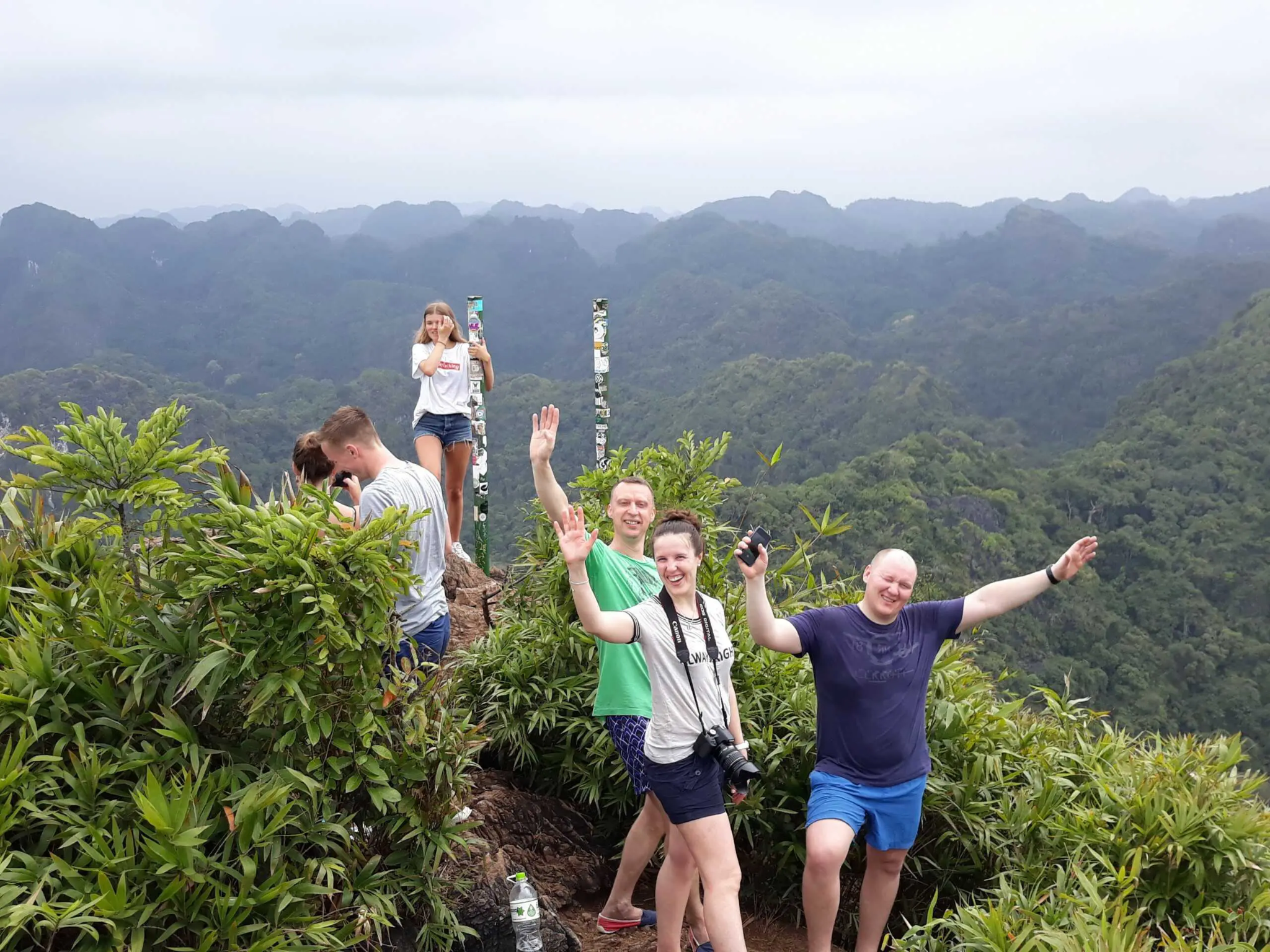 Du khách trekking xuyên rừng nguyên sinh tại Vườn quốc gia Cát Bà