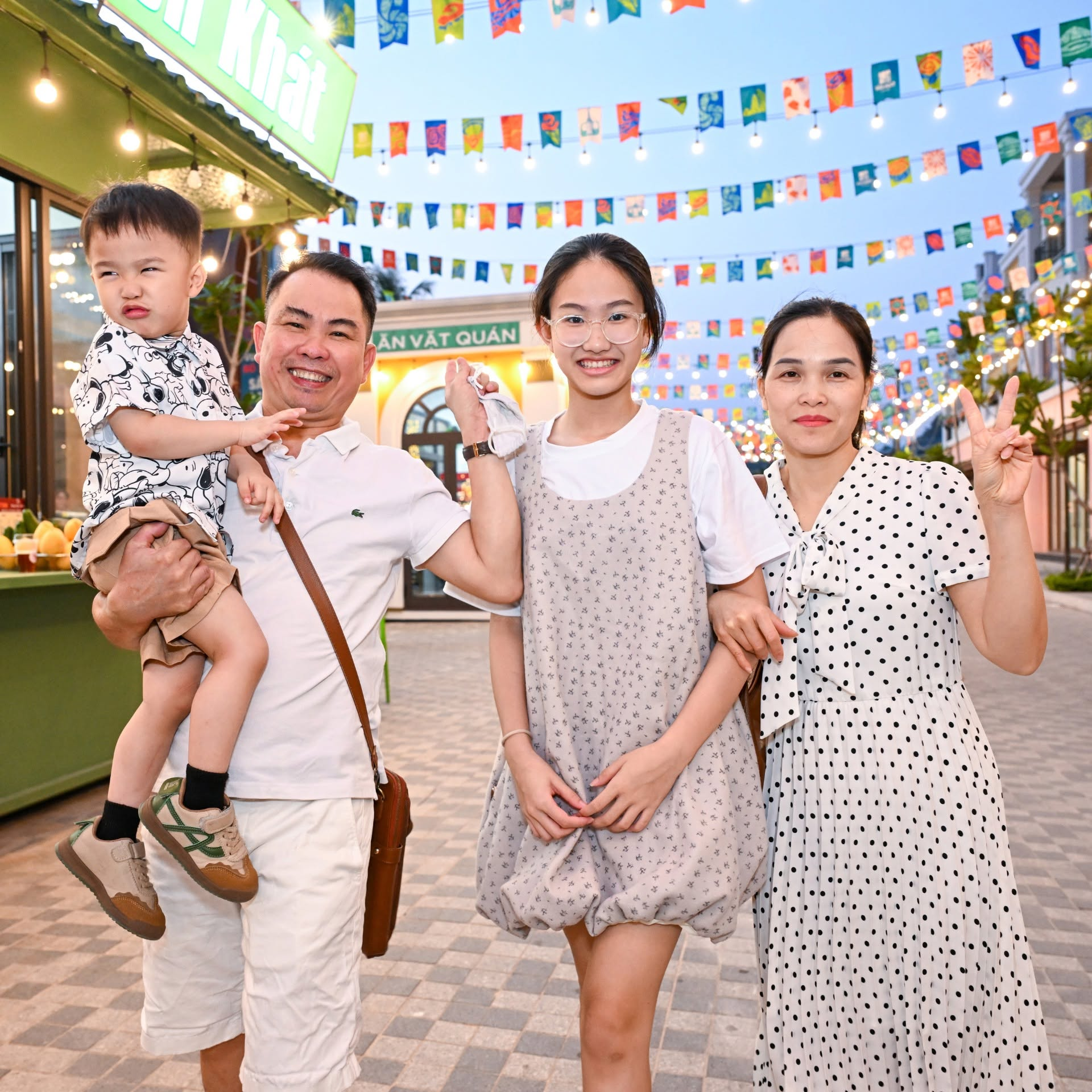 Du khách khám phá chợ đêm VUI-Fest Cát Bà trong bầu không khí lễ hội ven biển náo nhiệt