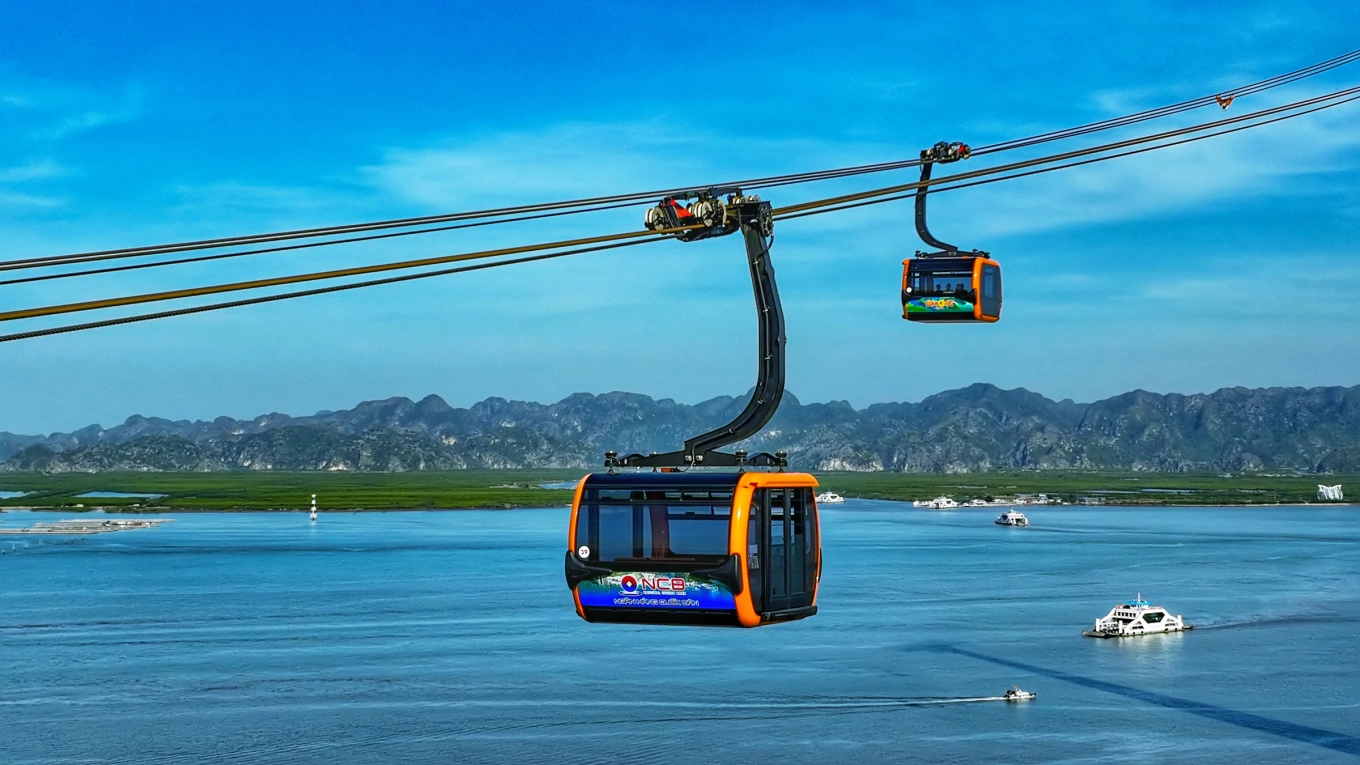 Cabin cáp treo Sun World Cat Ba đưa du khách ngắm toàn cảnh biển trời từ trên cao.