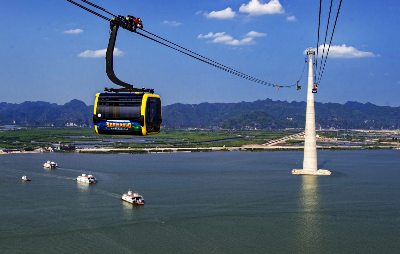 Cabin cáp treo Sun World Cat Ba đưa du khách chiêm ngưỡng toàn cảnh biển trời và núi đá vôi từ trên cao