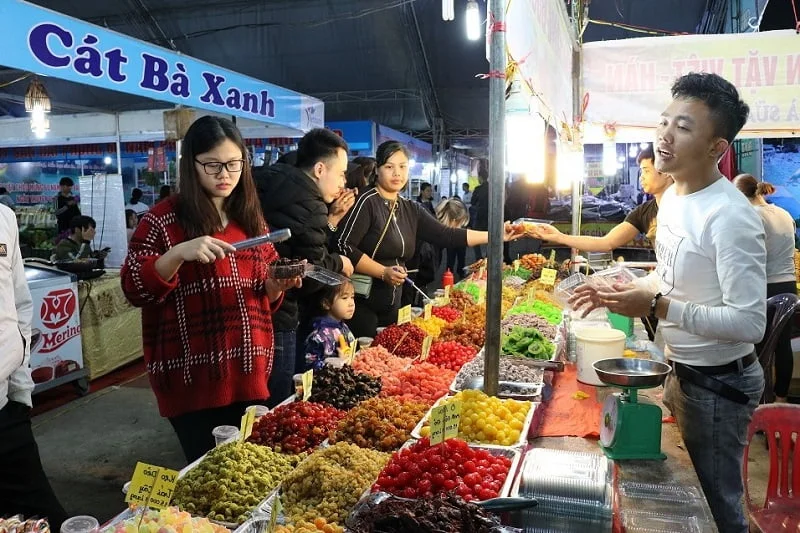 Khu chợ đêm truyền thống Cát Bà bày bán đa dạng đặc sản và quà lưu niệm địa phương