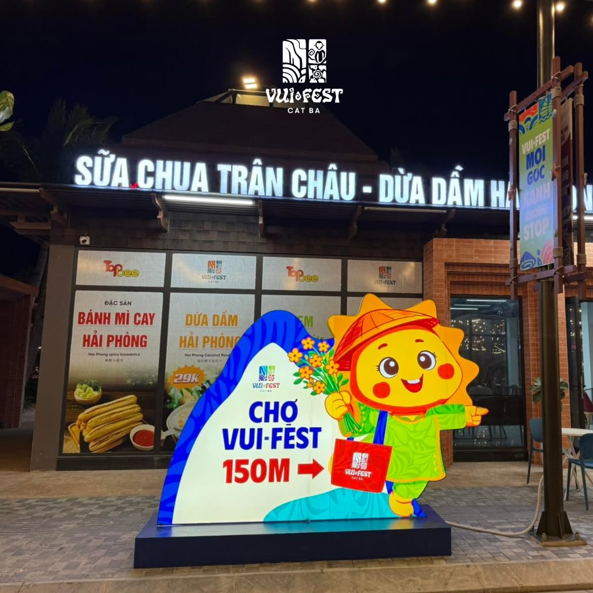 Không gian phố đi bộ VUI-Fest Cát Bà ngập tràn sắc màu và đông đúc du khách vào buổi tối