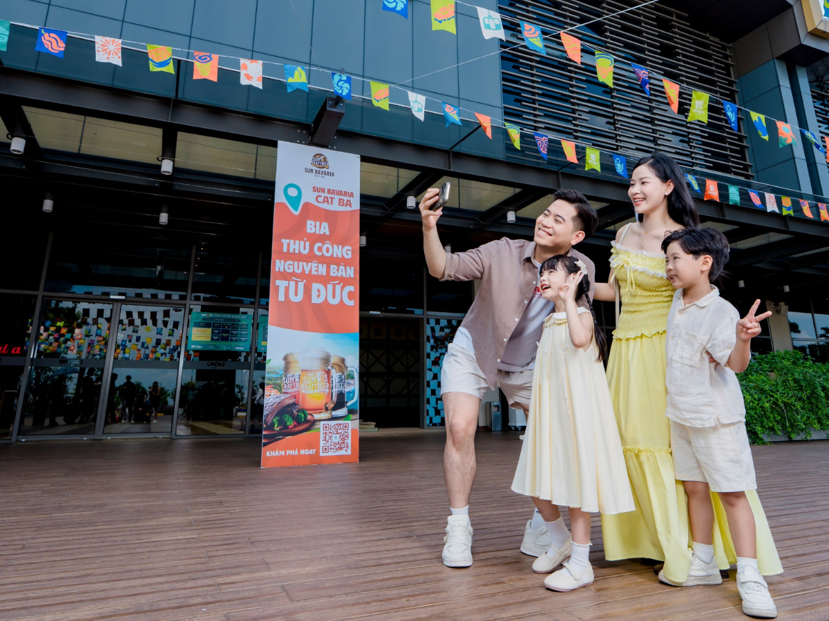 Nhóm gia đình check-in với ga cáp treo