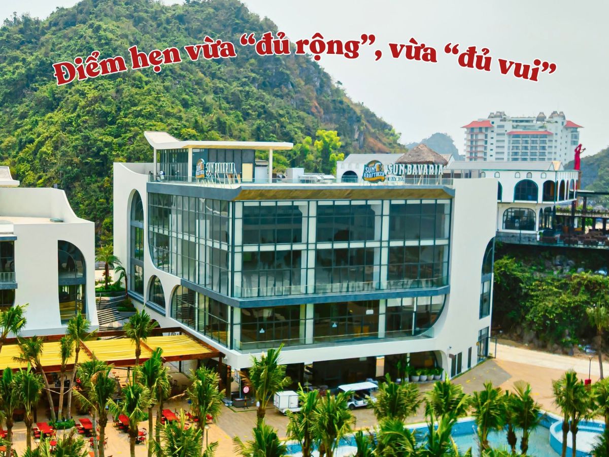 Nhiều du khách lựa chọn khu vực sân thượng, quảng trường và các cụm bàn dài ngoài trời làm điểm check in