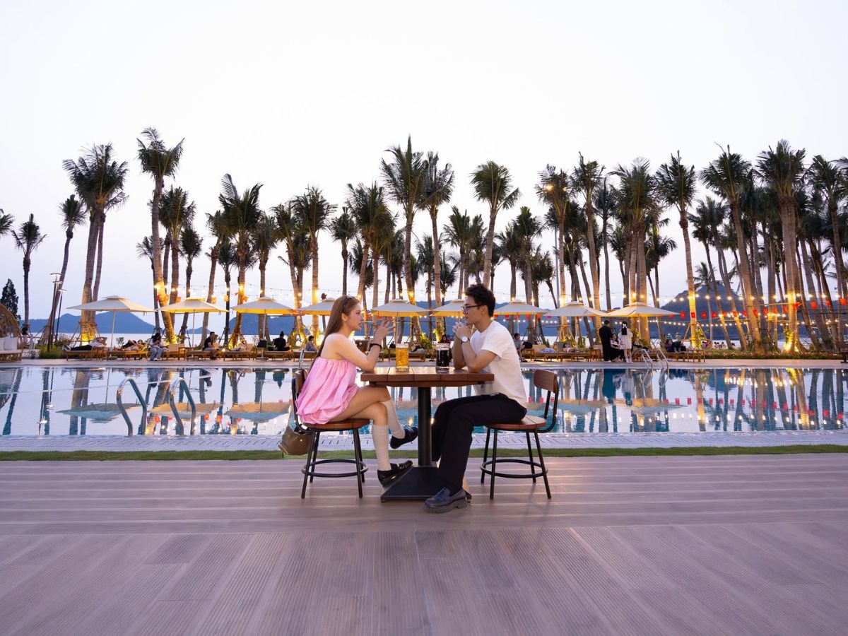 Hồ bơi ngoài trời trở thành những background lý tưởng cho các bộ ảnh du lịch