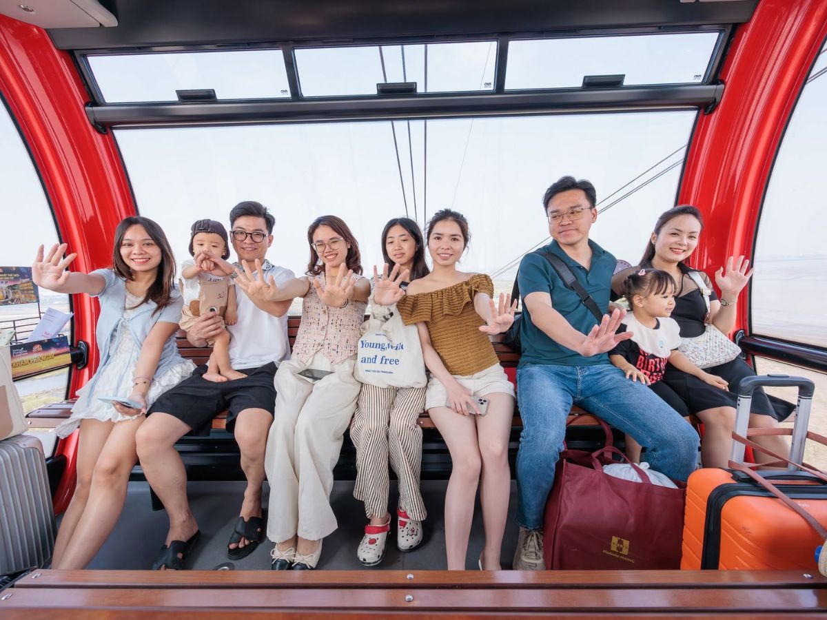 Check-in cùng nhóm bạn ở cáp treo