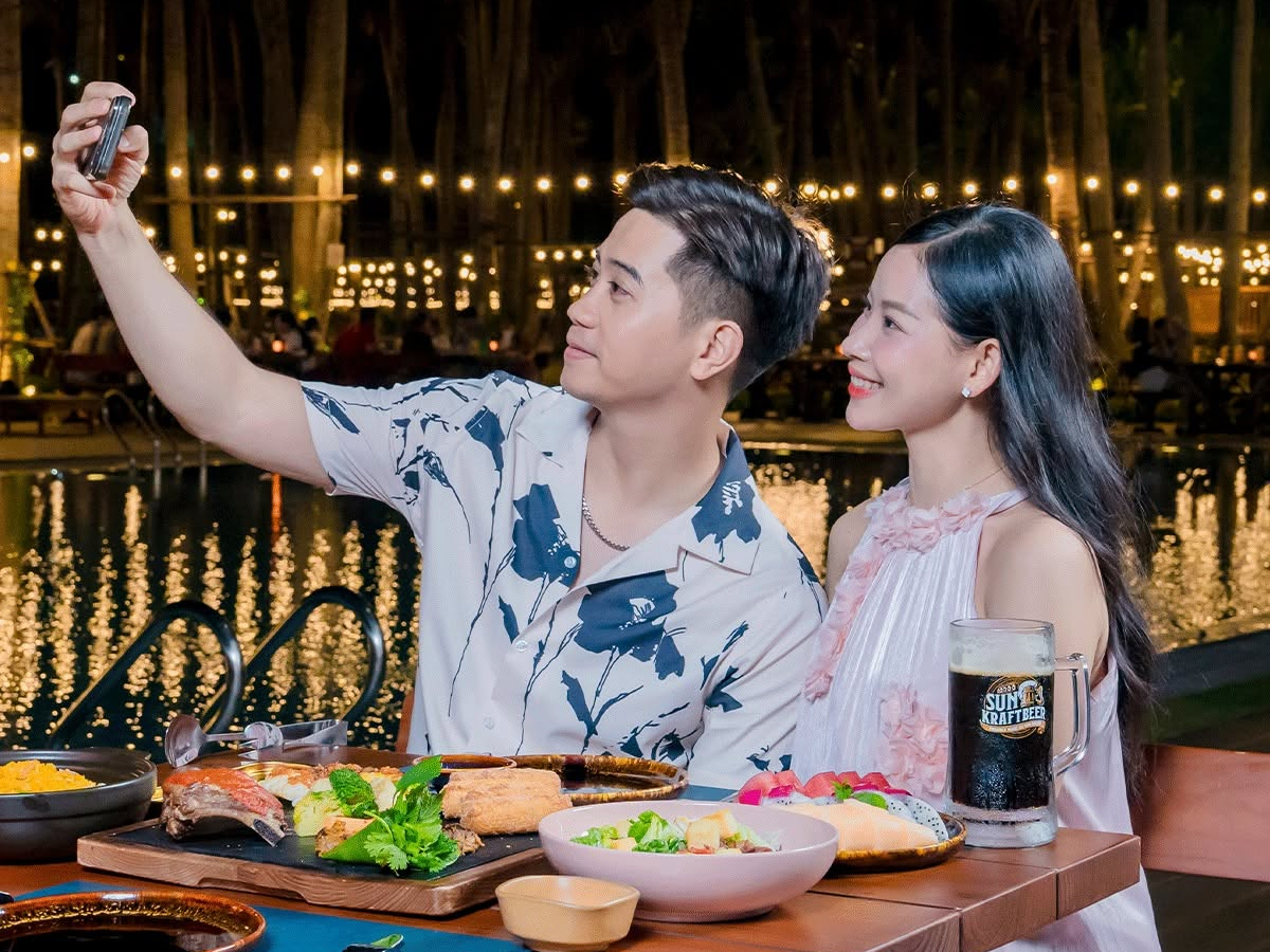 Du khách nên chủ động đặt bàn trước để có vị trí thuận lợi