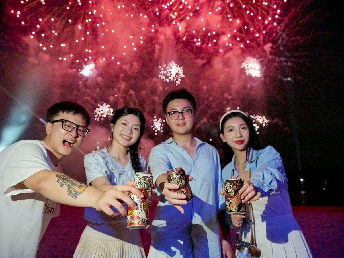 Những ly bia mát lạnh kết hợp cùng làn gió biển và ánh đèn ven vịnh