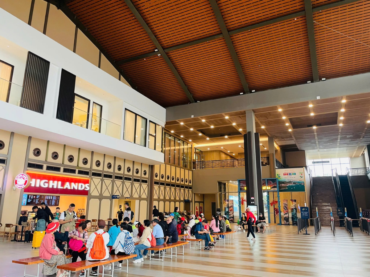 Tháng 6 và tháng 7 là giai đoạn lượng khách đến Cát Bà tăng mạnh nhất trong năm