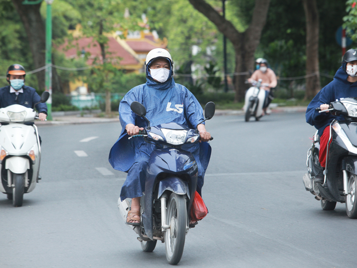 Hãy mang theo áo mưa mỏng và sạc dự phòng để chủ động trong mọi tình huống