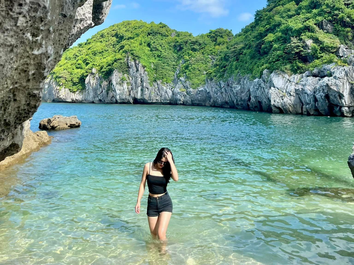 Cát Bà sở hữu diện tích hơn 300 km², trong đó phần lớn là rừng nguyên sinh, núi đá vôi, bãi biển và hệ thống vịnh đặc sắc