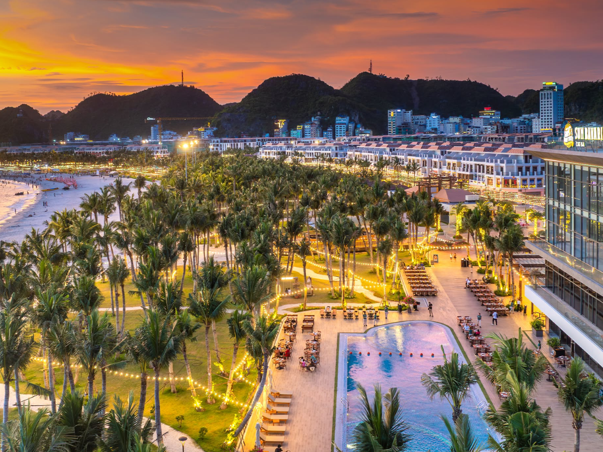 Sun Bavaria nổi bật với kiến trúc lấy cảm hứng từ phong cách châu Âu, quảng trường rộng hướng thẳng ra vịnh