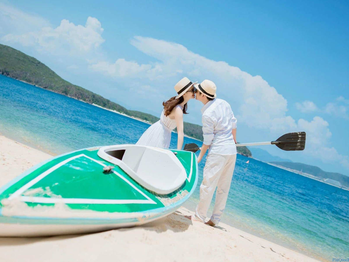 Các cặp đôi có thể lựa chọn chụp trên tàu du lịch, kayak hoặc tại các bến nổi để tạo sự khác biệt cho album cưới
