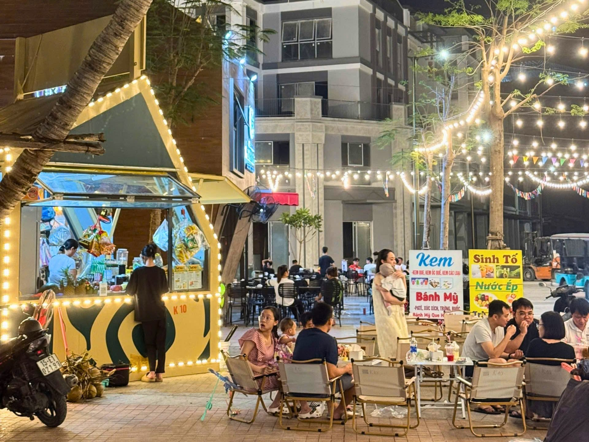 VUI-Fest sở hữu vị trí thuận lợi ngay sát biển với quảng trường rộng, tuyến phố thương mại và hàng chục gian hàng