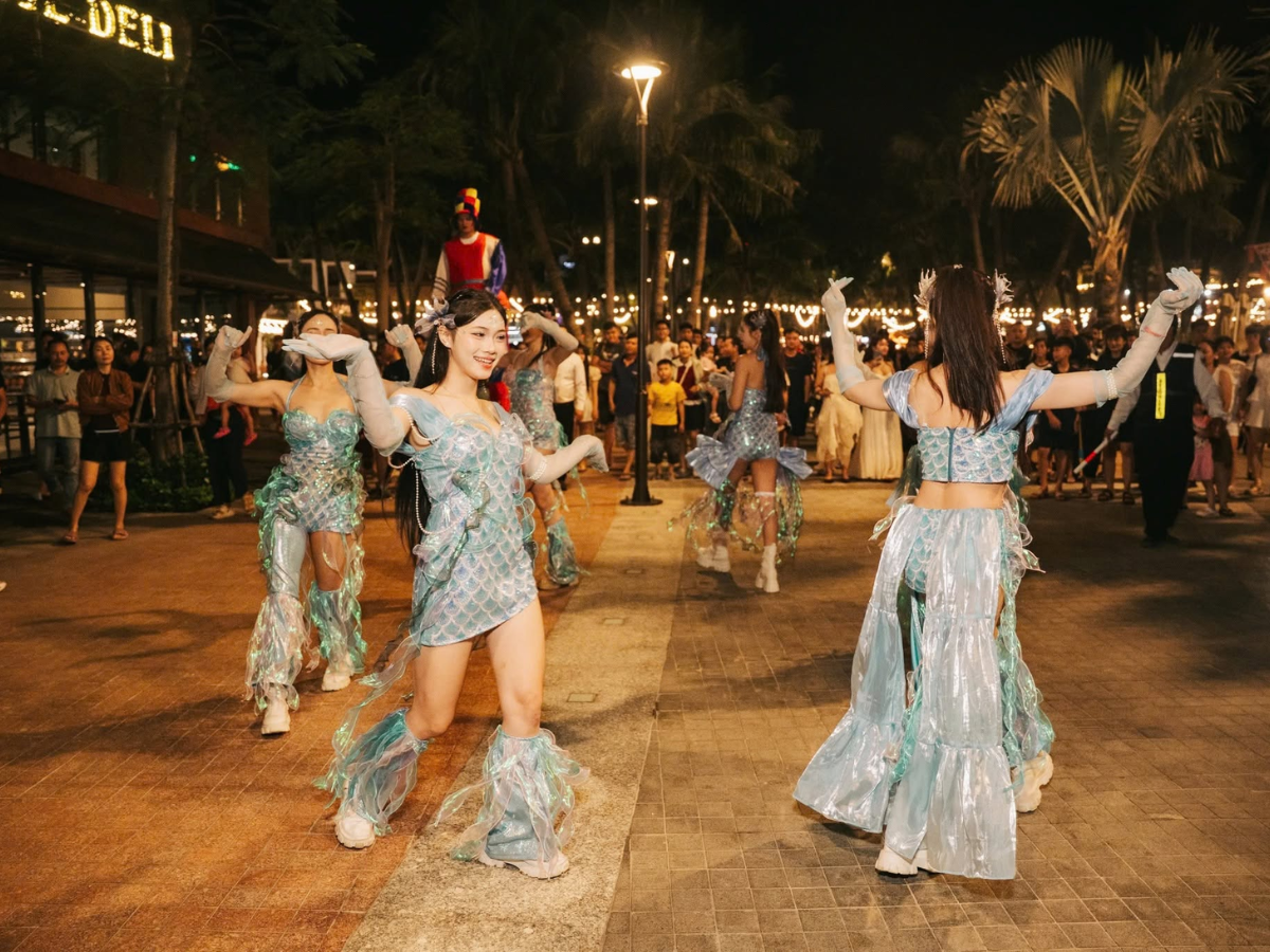 Sau 19 giờ, khu phố bước vào thời điểm sôi động với các chương trình biểu diễn nghệ thuật, hoạt động tương tác và nhiều sự kiện theo mùa