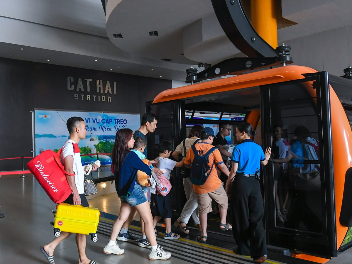 Du khách có thể trải nghiệm cáp treo Sun World Cat Ba từ ga Cát Hải đến ga Phù Long
