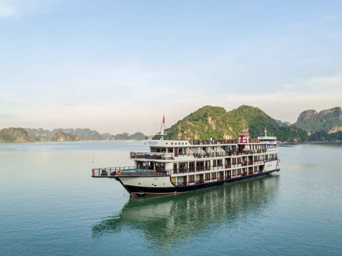 Du khách có thể thư giãn trên boong tàu, tận hưởng làn gió biển mát lành và ghi lại những khoảnh khắc tuyệt đẹp