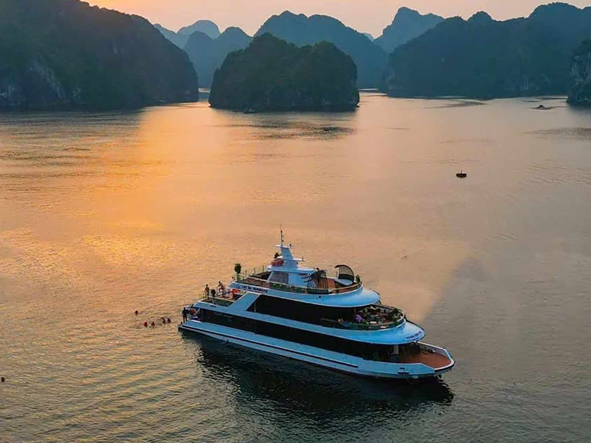 Vịnh Lan Hạ rộng hơn 7.000 ha, sở hữu khoảng 400 đảo lớn nhỏ cùng nhiều bãi tắm tự nhiên