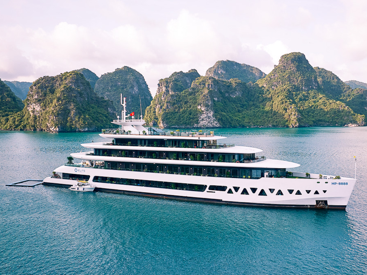 Elite of the Sea được xem là một trong những siêu du thuyền cao cấp bậc nhất tại vịnh Lan Hạ