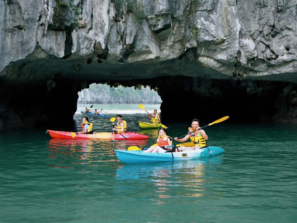 Chèo kayak là hoạt động được nhiều du khách yêu thích bởi có thể len lỏi qua các hang nước, ngắm nhìn vách đá