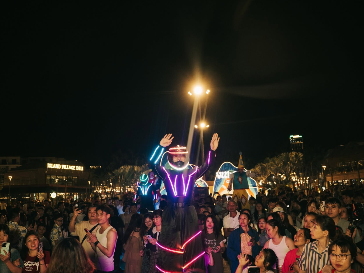 VUI-Fest Cat Ba là điểm đến rất đáng ghé với không gian phố đi bộ ven biển và các hoạt động nghệ thuật đường phố
