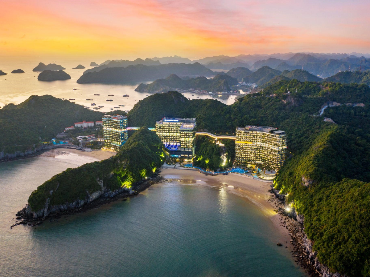 Cát Bà còn sở hữu hệ sinh thái đa dạng gồm biển, rừng nguyên sinh và hàng trăm đảo đá vôi lớn nhỏ