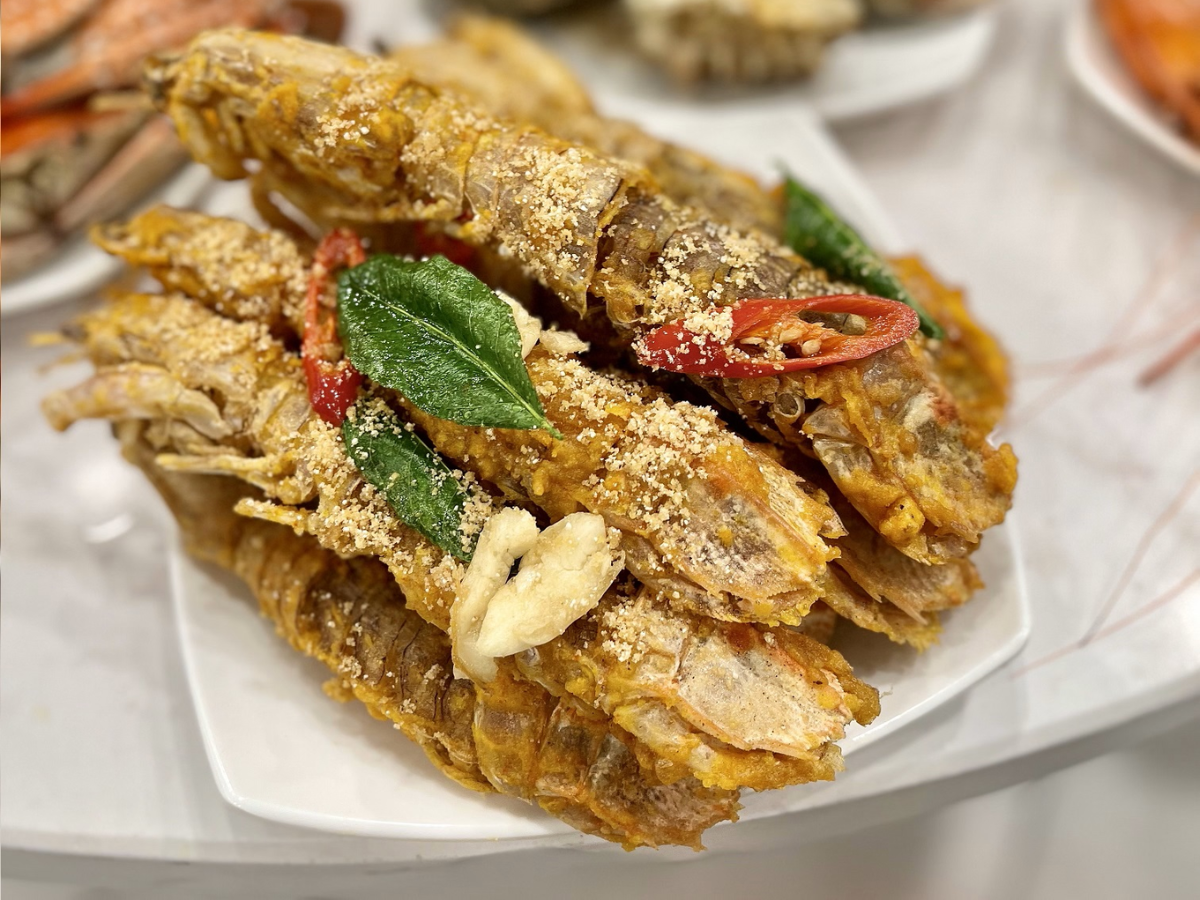 Bạn có thể dành thời gian thưởng thức các món ăn đặc sản nổi tiếng như bề bề rang muối, ghẹ hấp, tu hài nướng mỡ hành
