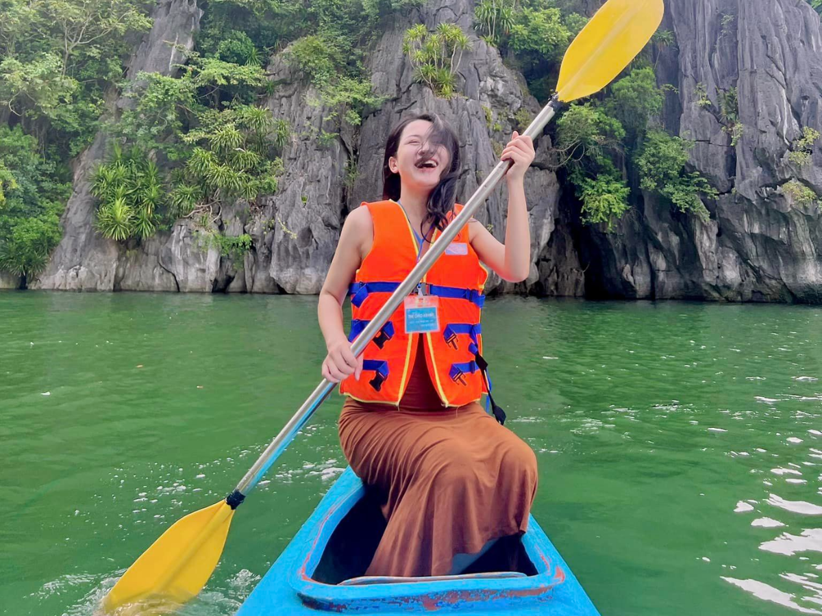 Với các hoạt động trên biển như chèo kayak hoặc đi tàu tham quan vịnh, túi chống nước cho điện thoại và máy ảnh sẽ rất cần thiết