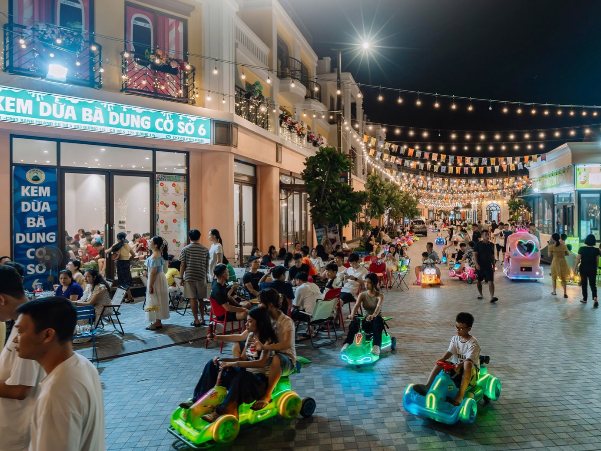Khi màn đêm buông xuống, VUI-Fest Cat Ba tiếp tục mang đến bầu không khí sôi động với chợ đêm ven biển cùng nhiều hoạt động giải trí hấp dẫn