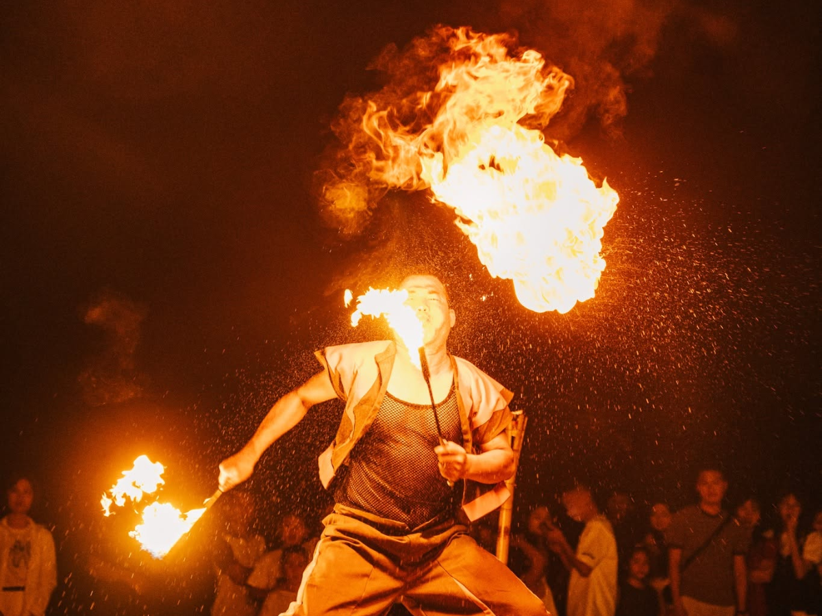Các dịp cuối tuần và kỳ nghỉ lễ luôn có thêm nhiều hoạt động biểu diễn, carnival, DJ, múa lửa&nbsp;