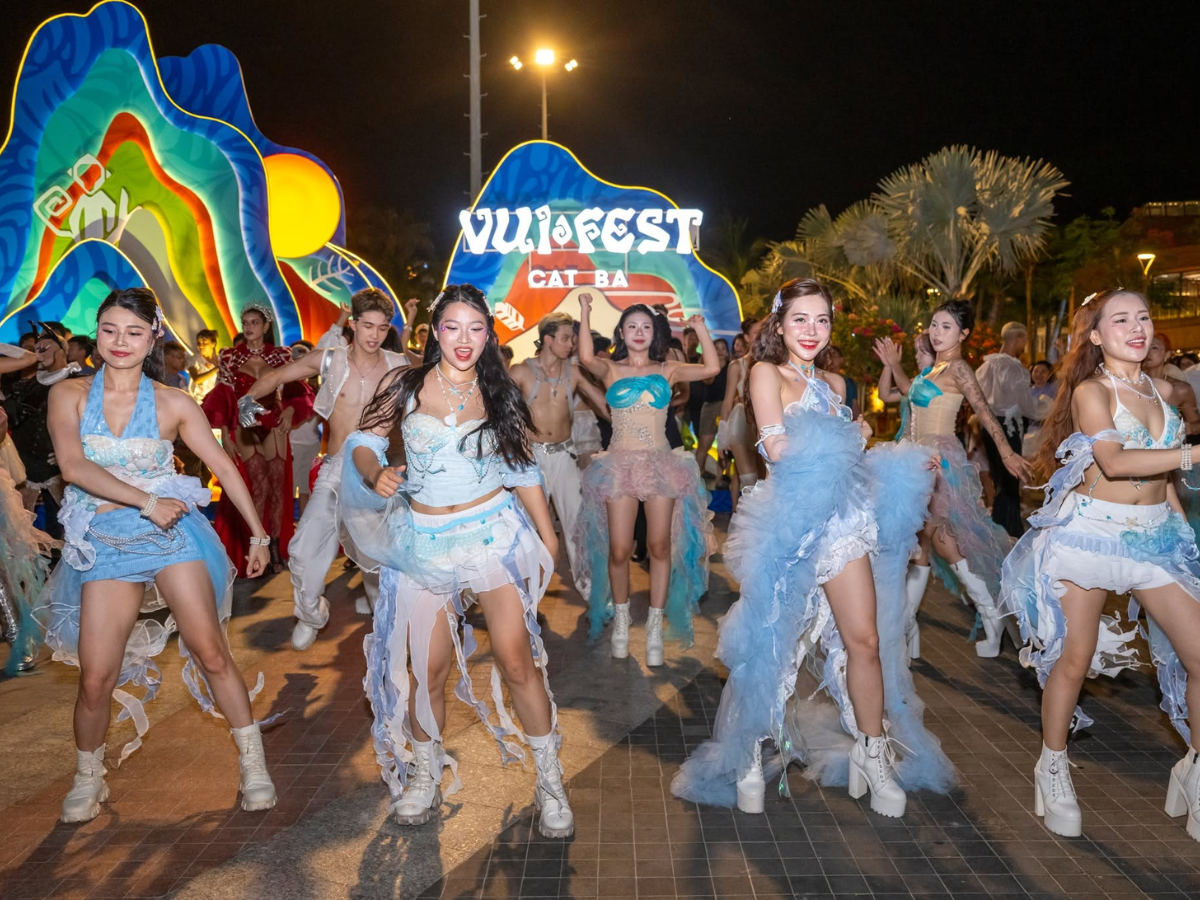 Âm nhạc Cát Bà vẫn tiếp tục lan tỏa trong không gian VUI Fest Cat Ba với những chương trình nghệ thuật đường phố, chợ đêm và các hoạt động giao lưu