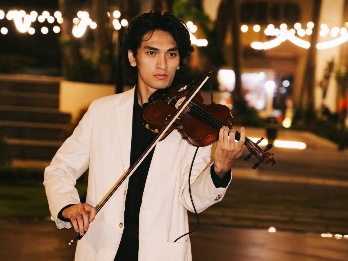 Nghệ sĩ biểu diễn Violin trong đêm nhạc Cát Bà
